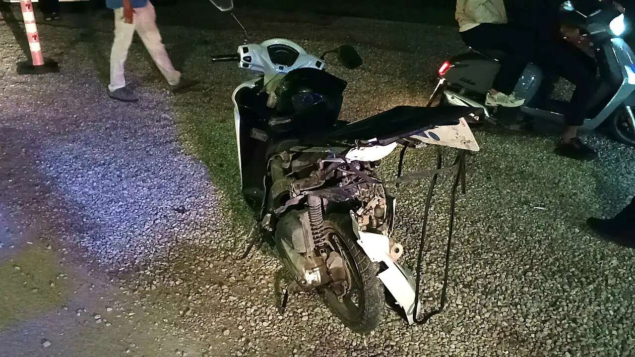 Muğla’da Emniyet Şeridinde Bekleyen Motosiklete Otomobil Çarptı: 1 Yaralı 1